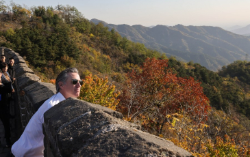 Gavin Newsom, governor of the US state of California, visits the Mutianyu section of the Great Wall in Beijing, capital of China, Oct 26, 2023. [Photo/Xinhua]